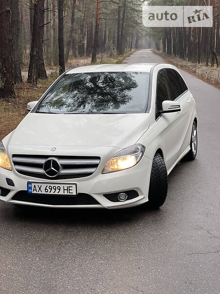Mercedes-Benz B 180 2013  випуску Харків з двигуном 1.5 л дизель універсал механіка за 10500 долл. 