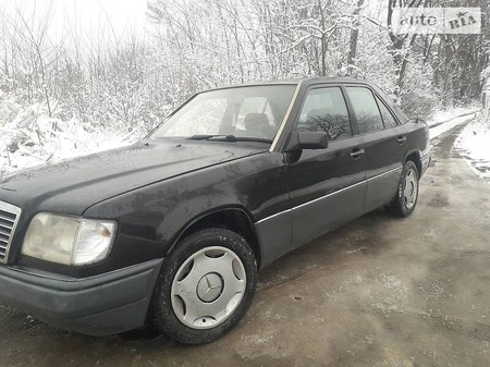 Mercedes-Benz E 200 1991  выпуска Черновцы с двигателем 2 л дизель седан механика за 2299 долл. 
