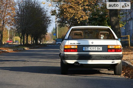 Audi 100 1986  випуску Херсон з двигуном 1.8 л  седан механіка за 4000 долл. 