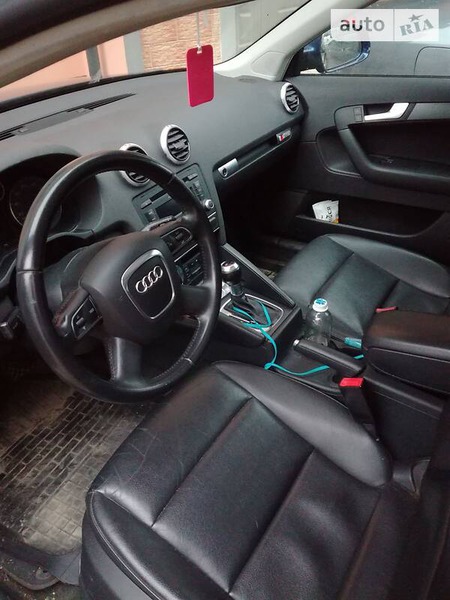 Audi A3 Limousine 2013  випуску Львів з двигуном 2 л бензин хэтчбек автомат за 9999 долл. 