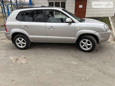 Hyundai Tucson 2005  випуску Суми з двигуном 2 л бензин позашляховик механіка за 8000 долл. 