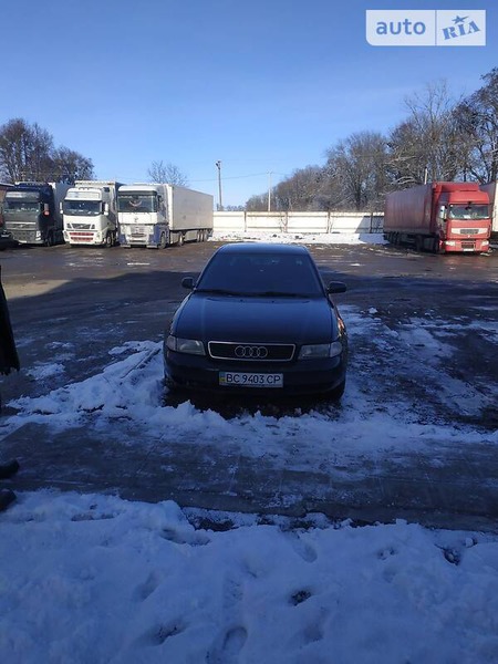 Audi A4 Limousine 1996  випуску Львів з двигуном 1.6 л бензин седан механіка за 3500 долл. 