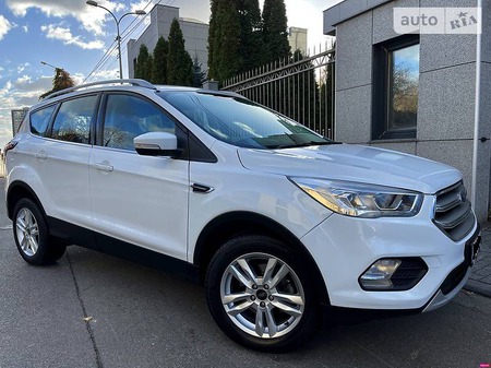 Ford Kuga 2019  випуску Київ з двигуном 1.5 л дизель позашляховик автомат за 23900 долл. 