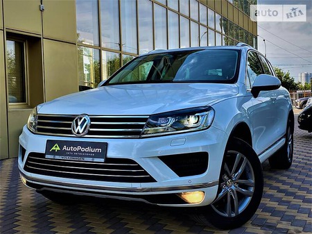 Volkswagen Touareg 2015  випуску Миколаїв з двигуном 3 л дизель позашляховик автомат за 33499 долл. 