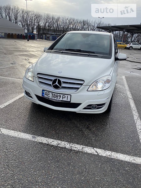 Mercedes-Benz B 180 2011  випуску Дніпро з двигуном 1.7 л бензин універсал автомат за 9799 долл. 