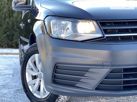 Volkswagen Caddy 2016  випуску Луцьк з двигуном 2 л дизель мінівен автомат за 17200 долл. 