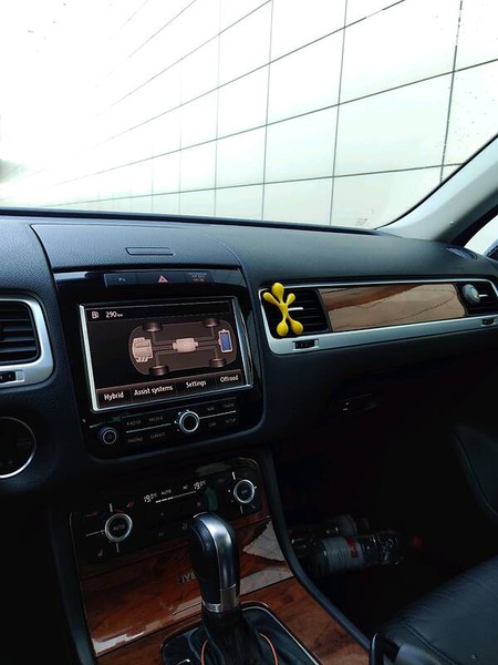 Volkswagen Touareg 2011  випуску Київ з двигуном 3 л гібрид позашляховик автомат за 17500 долл. 