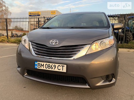 Toyota Sienna 2017  випуску Суми з двигуном 3.5 л бензин мінівен автомат за 20600 долл. 