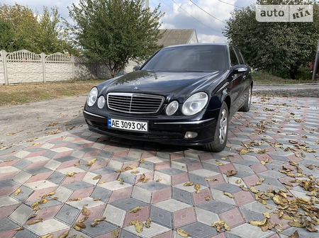 Mercedes-Benz E 240 2004  випуску Дніпро з двигуном 2.6 л  седан автомат за 6999 долл. 