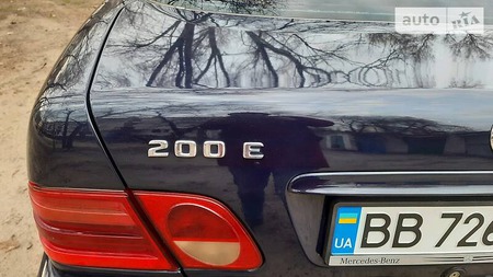 Mercedes-Benz E 200 1995  випуску Луганськ з двигуном 2 л  седан механіка за 4100 долл. 
