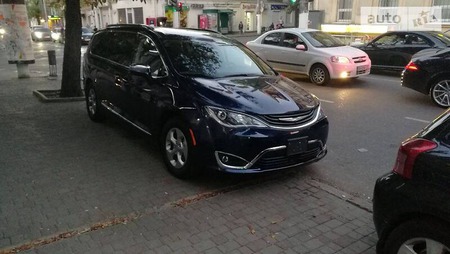 Chrysler Pacifica 2017  випуску Одеса з двигуном 3.6 л гібрид мінівен автомат за 36000 долл. 