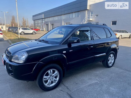 Hyundai Tucson 2006  випуску Київ з двигуном 2 л бензин позашляховик механіка за 8799 долл. 