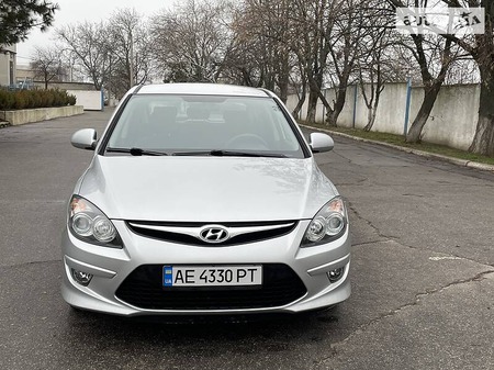 Hyundai i30 2010  випуску Дніпро з двигуном 1.4 л бензин хэтчбек механіка за 6600 долл. 