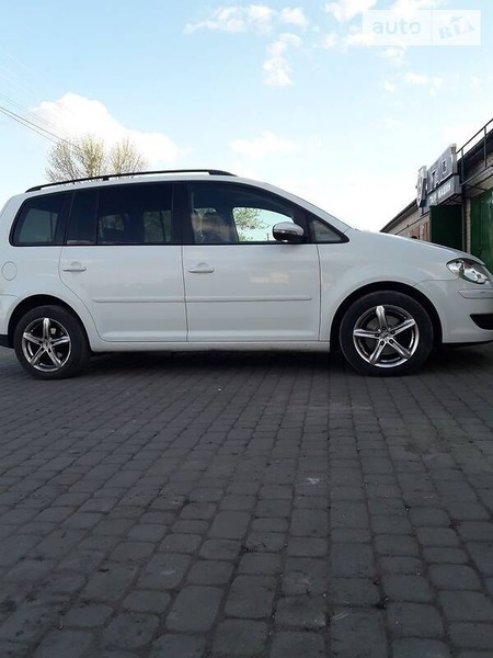 Volkswagen Touran 2009  випуску Луцьк з двигуном 1.4 л бензин мінівен автомат за 7900 долл. 