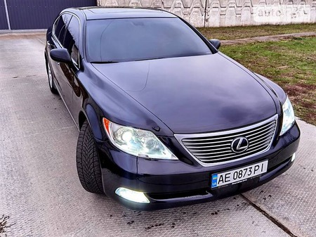 Lexus LS 460 2007  випуску Дніпро з двигуном 4.6 л бензин седан автомат за 13799 долл. 