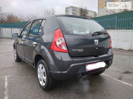 Dacia Sandero 2009  випуску Суми з двигуном 1.6 л бензин хэтчбек механіка за 6300 долл. 