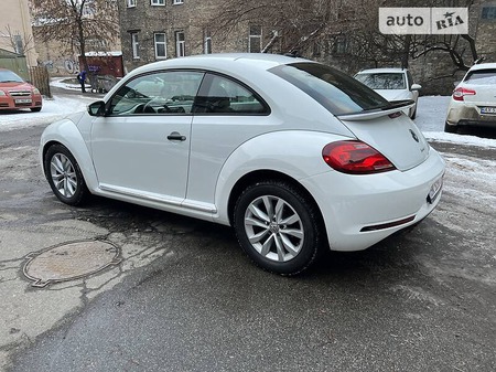 Volkswagen Beetle 2017  випуску Київ з двигуном 1.8 л бензин хэтчбек автомат за 13400 долл. 