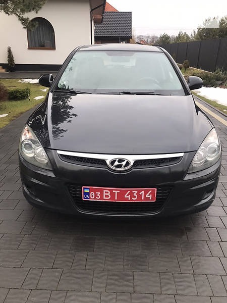 Hyundai i30 2010  випуску Луцьк з двигуном 1.6 л дизель хэтчбек механіка за 6950 долл. 