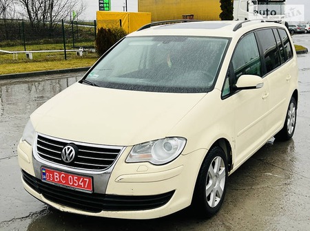 Volkswagen Touran 2009  випуску Львів з двигуном 1.9 л дизель мінівен автомат за 5800 долл. 