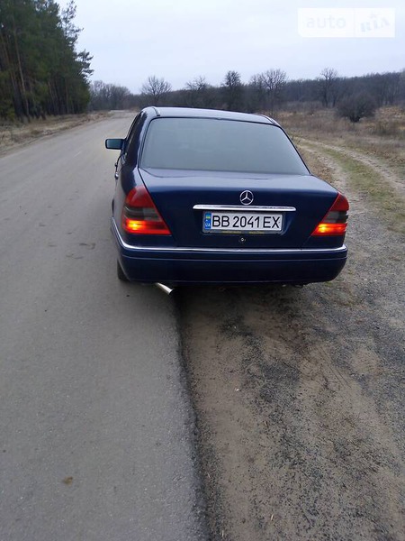 Mercedes-Benz C 180 1995  випуску Луганськ з двигуном 1.8 л  седан механіка за 3900 долл. 
