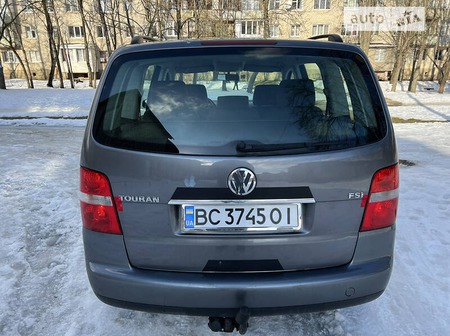 Volkswagen Touran 2005  випуску Львів з двигуном 1.6 л бензин мінівен механіка за 6200 долл. 