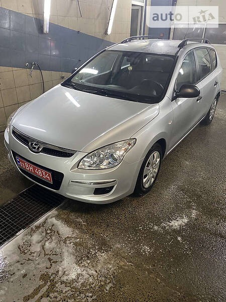 Hyundai i30 2008  випуску Луцьк з двигуном 1.6 л дизель універсал механіка за 5600 долл. 