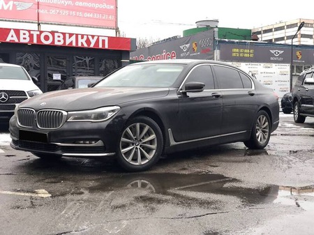 BMW 750 2017  випуску Київ з двигуном 4.4 л бензин седан автомат за 61000 долл. 