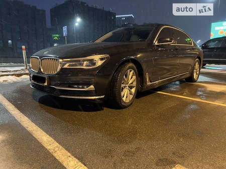 BMW 750 2017  випуску Київ з двигуном 4.4 л бензин седан автомат за 65000 долл. 