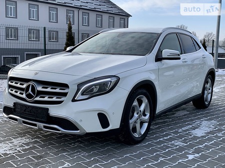 Mercedes-Benz GLA 180 2018  випуску Київ з двигуном 1.6 л бензин купе автомат за 31500 долл. 