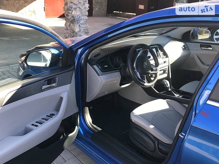 Hyundai Sonata 2018  випуску Запоріжжя з двигуном 2.4 л бензин седан  за 14900 долл. 