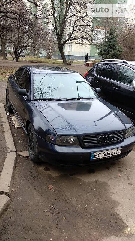 Audi A4 Limousine 1996  випуску Львів з двигуном 1.8 л  седан механіка за 4100 долл. 