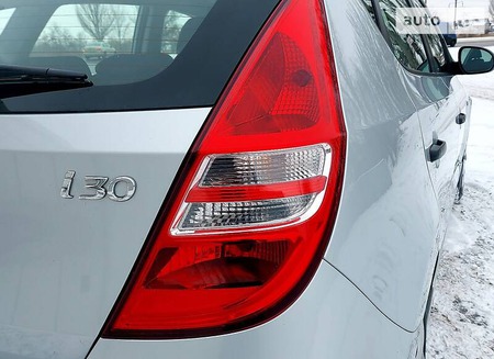 Hyundai i30 2011  випуску Дніпро з двигуном 1.4 л  хэтчбек механіка за 7899 долл. 