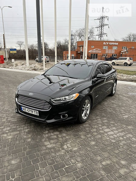 Ford Fusion 2014  випуску Дніпро з двигуном 2 л гібрид седан  за 12500 долл. 