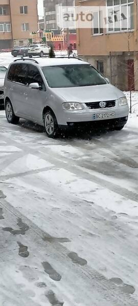 Volkswagen Touran 2004  випуску Львів з двигуном 1.9 л дизель мінівен автомат за 5800 долл. 