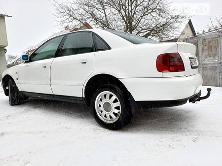 Audi A4 Limousine 1999  випуску Львів з двигуном 1.8 л бензин седан механіка за 3700 долл. 