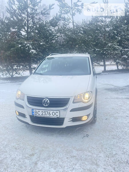 Volkswagen Touran 2010  випуску Львів з двигуном 2 л дизель мінівен автомат за 10750 долл. 