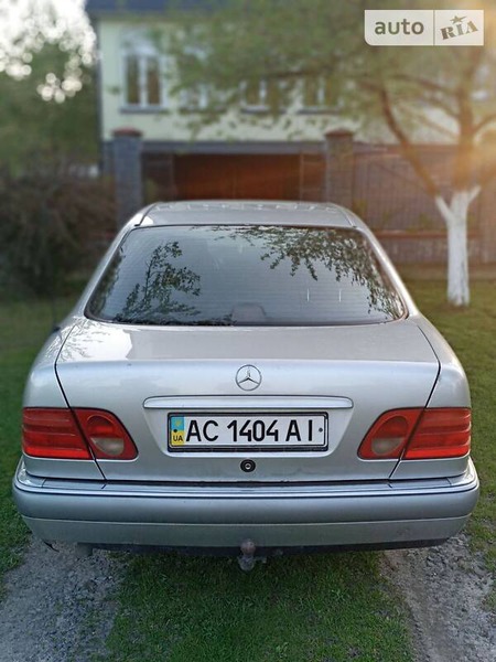 Mercedes-Benz E 300 1996  випуску Луцьк з двигуном 3 л дизель седан автомат за 2800 долл. 