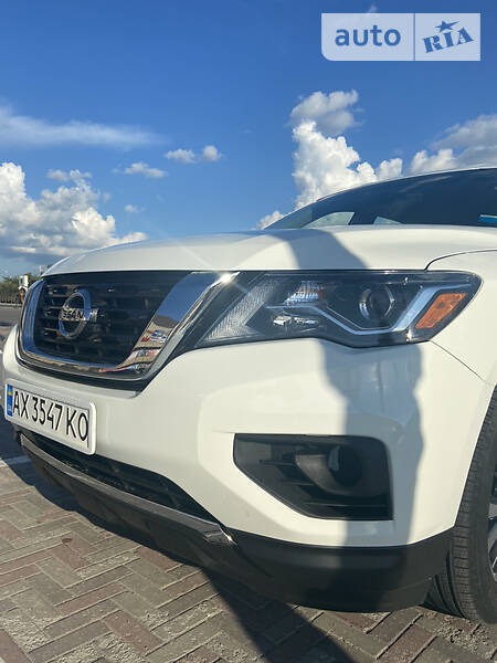 Nissan Pathfinder 2018  випуску Харків з двигуном 3.5 л бензин позашляховик автомат за 20090 долл. 