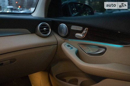 Mercedes-Benz GLC 300 2017  випуску Львів з двигуном 2 л бензин позашляховик автомат за 37700 долл. 