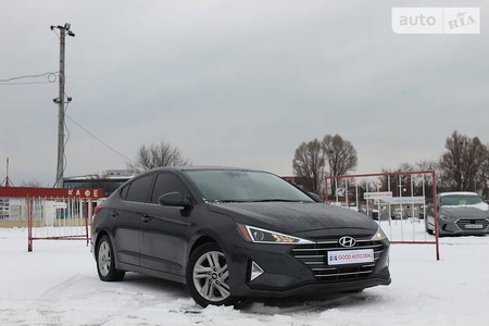 Hyundai Elantra 2019  випуску Харків з двигуном 2 л бензин седан автомат за 16400 долл. 