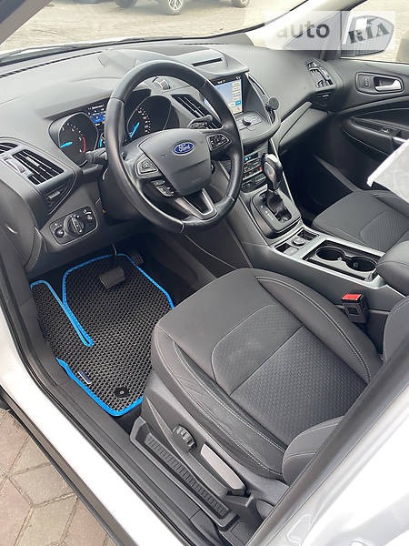 Ford Kuga 2017  випуску Київ з двигуном 2 л дизель позашляховик автомат за 20800 долл. 