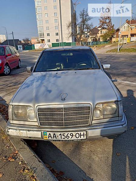Mercedes-Benz E 300 1991  випуску Київ з двигуном 3 л бензин седан механіка за 2999 долл. 