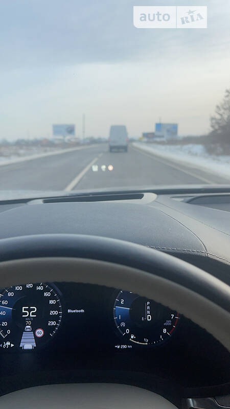 Volvo V60 2019  випуску Львів з двигуном 2 л бензин позашляховик автомат за 55999 долл. 