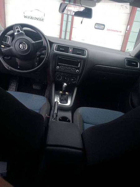 Volkswagen Jetta 2014  випуску Харків з двигуном 2 л  седан автомат за 9100 долл. 