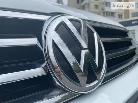Volkswagen Touareg 2015  випуску Київ з двигуном 3.6 л бензин позашляховик автомат за 27500 долл. 