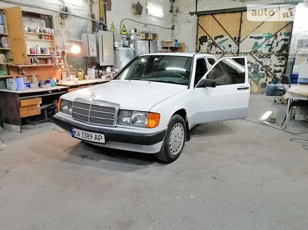 Mercedes-Benz 190 1992  випуску Київ з двигуном 1.8 л  седан механіка за 2800 долл. 