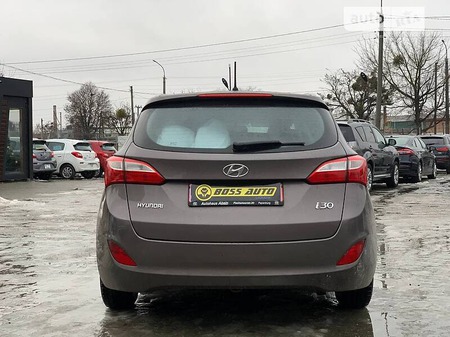 Hyundai i30 2014  випуску Луцьк з двигуном 1.4 л дизель універсал механіка за 10900 долл. 