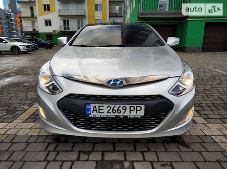 Hyundai Sonata 2013  випуску Івано-Франківськ з двигуном 2 л гібрид седан автомат за 12500 долл. 