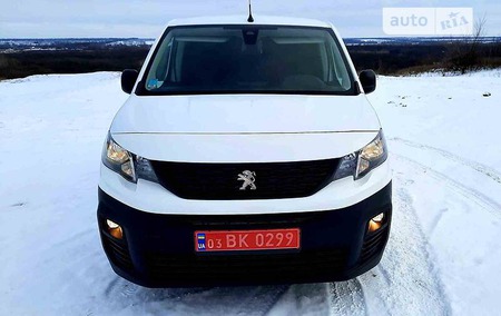 Peugeot Partner 2019  випуску Полтава з двигуном 1.6 л дизель мінівен механіка за 12950 долл. 