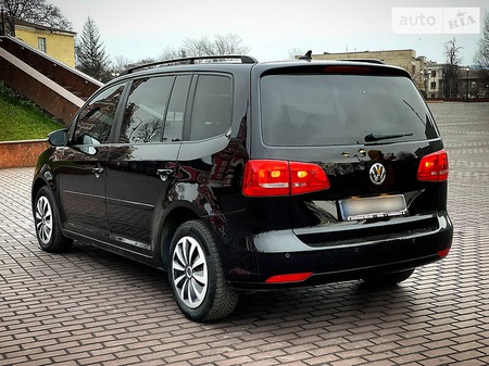 Volkswagen Touran 2011  випуску Дніпро з двигуном 1.6 л дизель мінівен автомат за 9900 долл. 